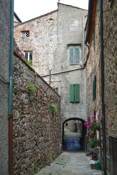 意大利托斯卡纳古村落Chiusdino的小巷 — 图库照片