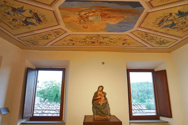 Sala Con Scultura Legno Della Madonna Nel Museo Arte Sacra — Foto Stock