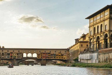 Ponte Vecchio Floransa, Toskana, İtalya 'daki Arno Nehri' nde bir tekneden görüldü.