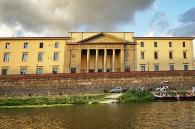 Floransa Ticaret Odası 'nın borsa sarayı merkezi Arno Nehri, Tuscany, İtalya' da bir tekneden görüldü.
