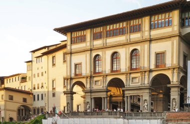Uffizi Galerisi Floransa, Toskana, İtalya 'daki Arno Nehri' ndeki bir tekneden görüldü.