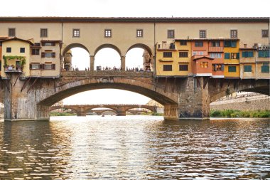 Ponte Vecchio Floransa, Toskana, İtalya 'daki Arno Nehri' nde bir tekneden görüldü.