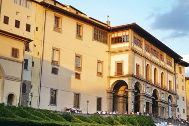 Uffizi Galerisi Floransa, Toskana, İtalya 'daki Arno Nehri' ndeki bir tekneden görüldü.