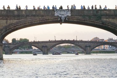 Santa Trinita Köprüsü Floransa, Toskana, İtalya 'daki Arno Nehri' nde bir tekneden görüldü.