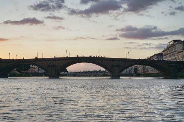 Santa Trinita Köprüsü Floransa, Toskana, İtalya 'daki Arno Nehri' nde bir tekneden görüldü.