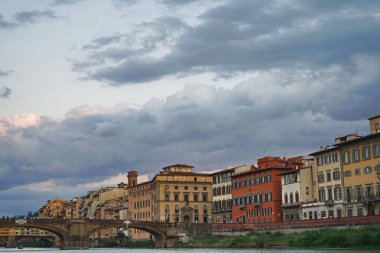 Santa Trinita Köprüsü Floransa, Toskana, İtalya 'daki Arno Nehri' nde bir tekneden görüldü.