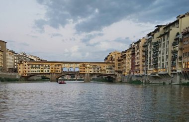 Ponte Vecchio Floransa, Toskana, İtalya 'daki Arno Nehri' nde bir tekneden görüldü.