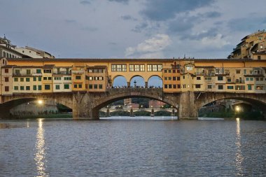Ponte Vecchio Floransa, Toskana, İtalya 'daki Arno Nehri' nde bir tekneden görüldü.