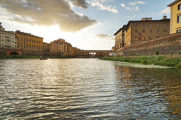 Ponte Vecchio Widziany Łodzi Rzece Arno Florencji Toskania Włochy — Zdjęcie stockowe