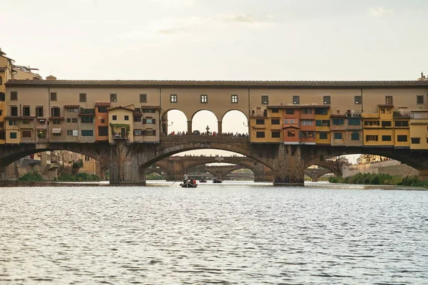 Ponte Vecchio Widziany Łodzi Rzece Arno Florencji Toskania Włochy — Zdjęcie stockowe