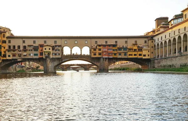 フィレンツェ トスカーナ州 イタリアのアルノ川のボートから見たヴェッキオ橋 — ストック写真