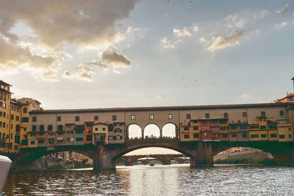 フィレンツェ トスカーナ州 イタリアのアルノ川のボートから見たヴェッキオ橋 — ストック写真