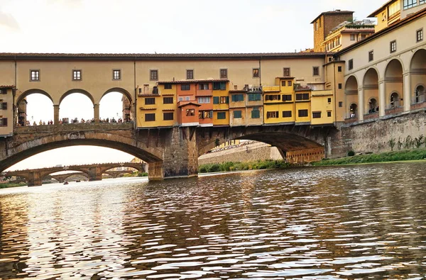 Ponte Vecchio Spatřen Lodi Řece Arno Florencii Toskánsko Itálie — Stock fotografie