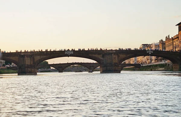 イタリア トスカーナ州フィレンツェのアルノ川の舟から見たサンタ トリニータ橋 — ストック写真