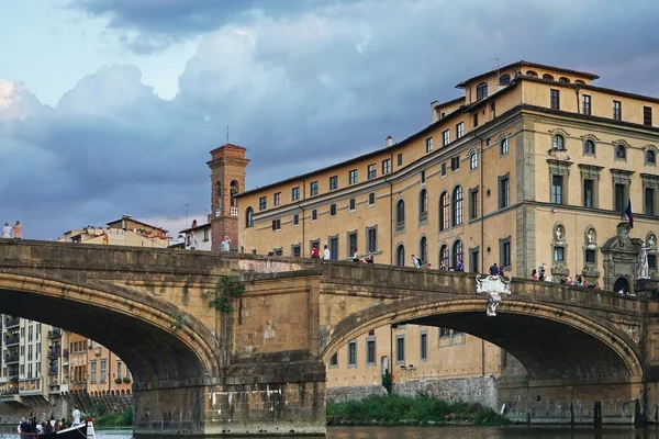 Puente Santa Trinita Visto Desde Barco Río Arno Florencia Toscana —  Fotos de Stock