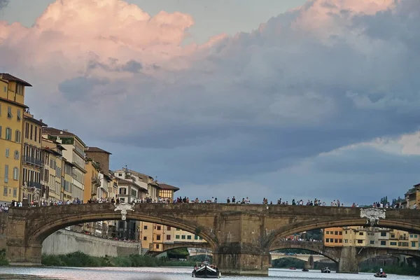 Most Santa Trinita Widziany Łodzi Rzece Arno Florencji Toskania Włochy — Zdjęcie stockowe