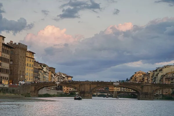 Most Santa Trinita Widziany Łodzi Rzece Arno Florencji Toskania Włochy — Zdjęcie stockowe