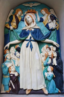 İtalya 'nın Toskana, Anghiari kentindeki kardeşlik binasının ön cephesinde Della Robbia atölyesinden jöleli terakotta Meryem Ana.