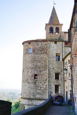 Anghiari, Toskana, İtalya 'nın ortaçağ duvarları boyunca
