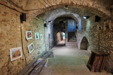 İtalya 'nın Toskana, Anghiari antik ortaçağ köyünde devriye geçidi