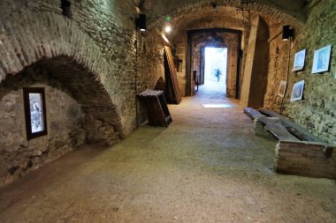 İtalya 'nın Toskana, Anghiari antik ortaçağ köyünde devriye geçidi