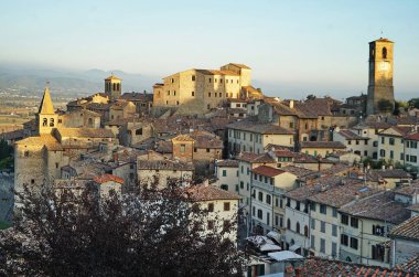 Günbatımında Anghiari antik ortaçağ köyü, Toskana, İtalya