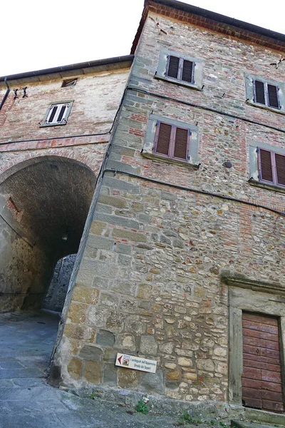 イタリア トスカーナ州アンヒアリの中世の旧市街を垣間見る — ストック写真