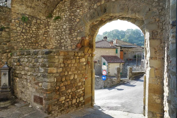 Ворота Сант Анджело Ангиари Тоскана Италия — стоковое фото