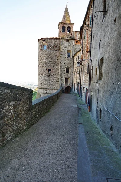 Вдоль Средневековых Стен Ангиари Тоскана Италия — стоковое фото