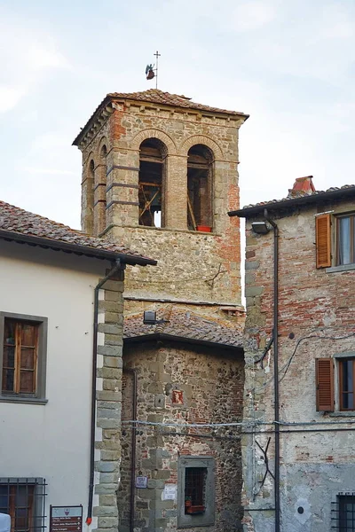 イタリア トスカーナ州アンヒアリの歴史的中心部にある鐘楼 — ストック写真