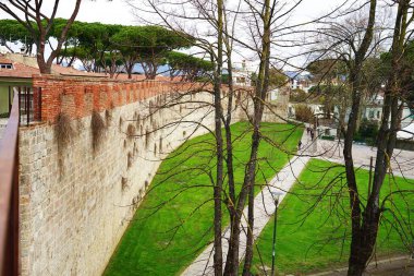 Pisa, Toskana, İtalya 'nın antik şehir duvarları