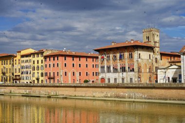 Pisa, Toskana, İtalya 'da Arno kıyısında saraylar