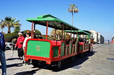 Pietrarsa, Campania, İtalya 'daki Ulusal Demiryolu Müzesi' nin avlusunda oyuncak treni