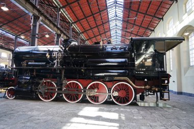 Eski buhar lokomotifi 736.114 1940 ile 1943 yılları arasında İtalya 'nın Campania kentindeki Pietrarsa kentindeki ulusal demiryolu müzesinde üretildi.