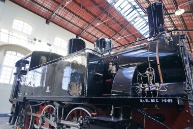 Eski buhar lokomotifi 875.0391912 ile 1916 yılları arasında Pietrarsa, Campania, İtalya 'daki ulusal demiryolu müzesinde üretildi.