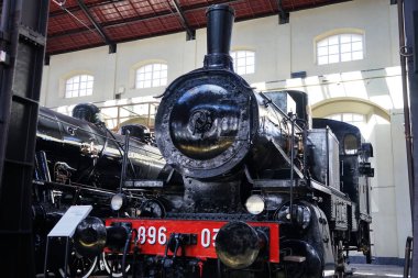 Eski buhar lokomotifi 896.030 1921 ile 1922 yılları arasında Pietrarsa, Campania, İtalya 'daki ulusal demiryolu müzesinde üretildi.