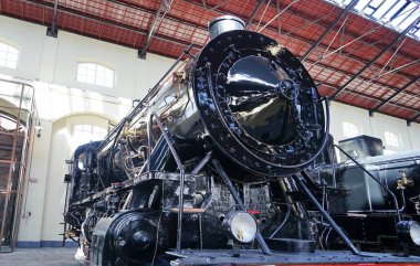 Pietrarsa, Campania, İtalya 'daki Ulusal Demiryolu Müzesi' nde 1910 'dan 1923' e kadar inşa edilen eski buhar lokomotifi 625.030