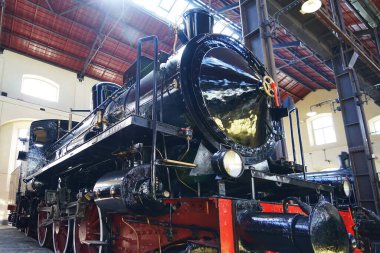 Eski buhar lokomotifi R302.019 1922 ve 1928 yılları arasında İtalya 'nın Campania kentindeki Pietrarsa kentindeki ulusal demiryolu müzesinde üretildi.