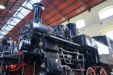 Pietrarsa, Campania, İtalya 'daki Ulusal Demiryolu Müzesi' nde 1908 'den 19109' a kadar üretilen eski buhar lokomotifi 980,002.