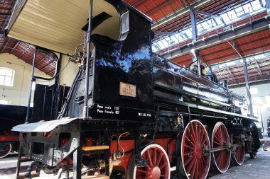 Eski buhar lokomotifi 680.037 1907-1909 yılları arasında Pietrarsa, Campania, İtalya 'daki Ulusal Demiryolu Müzesi' nde üretildi.