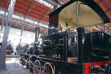 Pietrarsa, Campania, İtalya 'daki Ulusal Demiryolu Müzesi' nde 1881 'den 1905' e kadar üretilen eski buhar lokomotifi 899.006.
