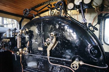 Pietrarsa, Campania, İtalya 'daki Ulusal Demiryolu Müzesi' nde 1905-1908 yılları arasında üretilen eski buhar lokomotifi 910.001.