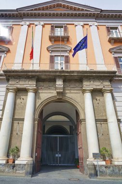 Napoli, Campania, İtalya 'daki Piazza Plebiscito Salerno Sarayı' nın ana girişi