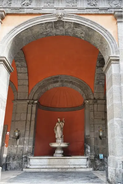 Napoli, Campania, İtalya 'daki Kraliyet Sarayı' nın avlusunda Şans Heykeli