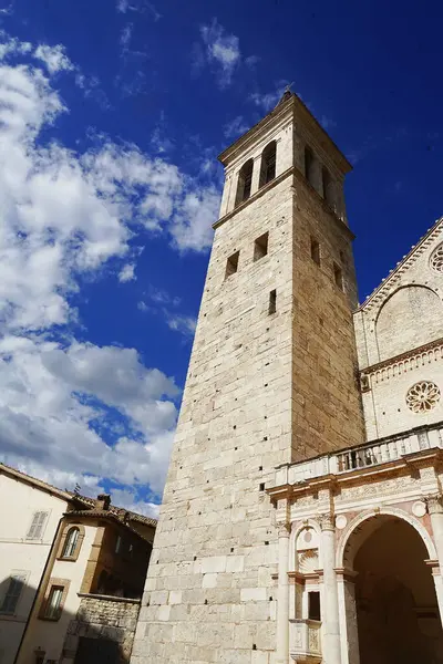 İtalya, Spoleto 'daki Santa Maria Assunta Katedrali' nin çan kulesi.