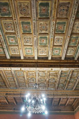 Grassina, Floransa, İtalya 'daki Montauto Kalesi' nde avize ve kasalı tavan.