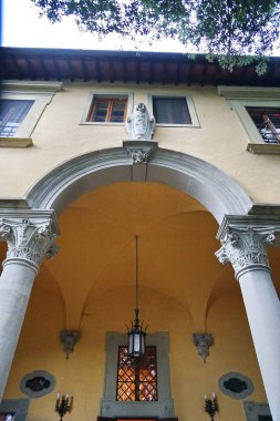 Grassina, Floransa, İtalya 'daki Montauto Kalesi' nin Portico 'su