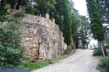 Grassina, Floransa 'daki Montauto Kalesi' nin duvarları, 