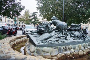 Umberto I Meydanı 'ndaki çamaşır çeşmesi Grassina, Toskana, İtalya