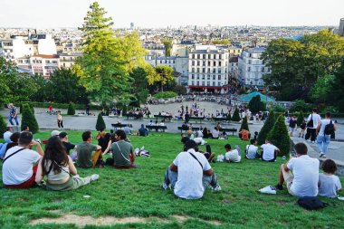Fransa 'daki Kutsal Yürek Bazilikası' nın merdivenlerinden Paris manzarası.